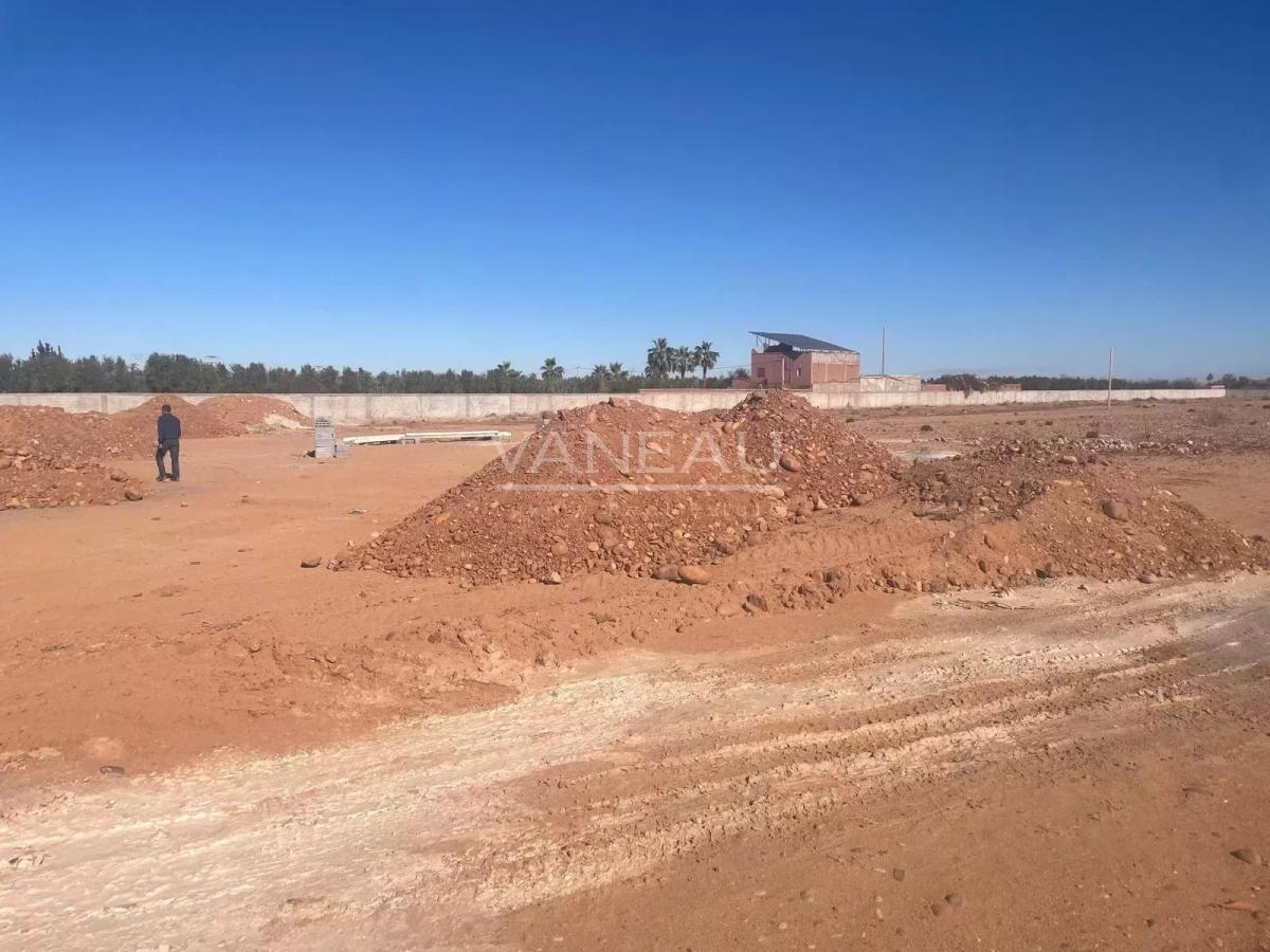 ***Route Ouarzazate Terrain de 2,7 hectare avec permis de construire***