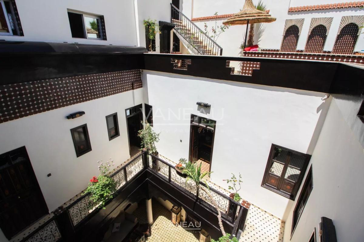 MARRAKECH MAISON D'HÔTES DE 7 CHAMBRES PISCINE SUR LA TERRASSE À VENDR