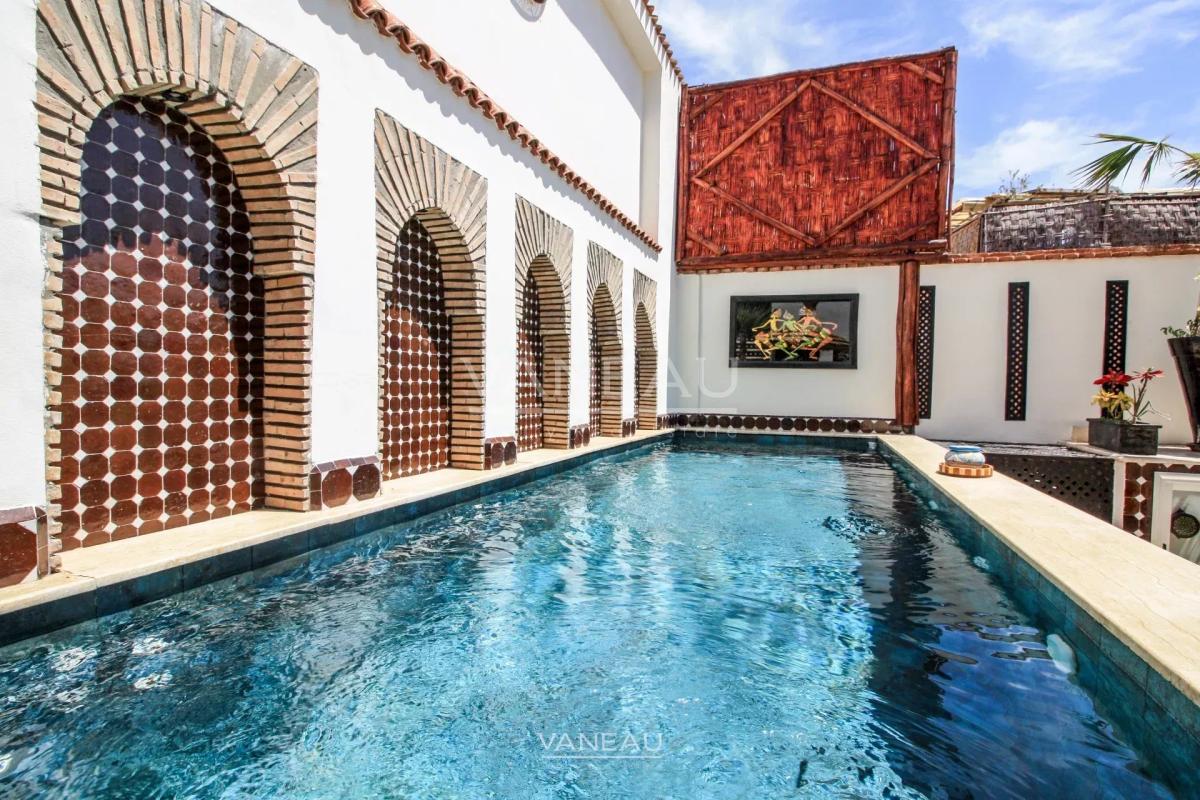 MARRAKECH MAISON D'HÔTES DE 7 CHAMBRES PISCINE SUR LA TERRASSE À VENDR