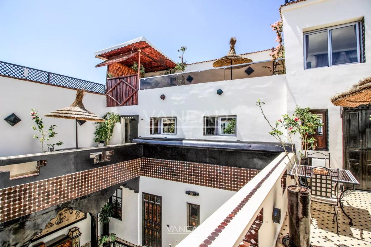 MARRAKECH MAISON D'HÔTES DE 7 CHAMBRES PISCINE SUR LA TERRASSE À VENDR