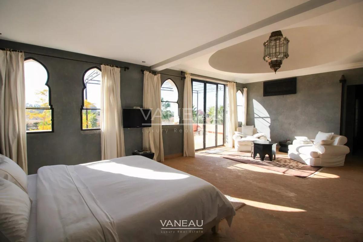 Villa au style épuré sur 1 hectare arboré.