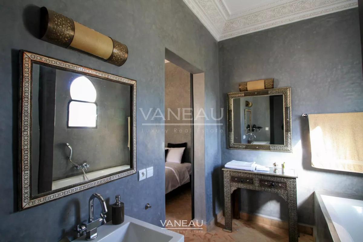 Villa au style épuré sur 1 hectare arboré.