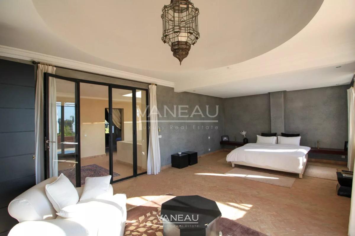 Villa au style épuré sur 1 hectare arboré.