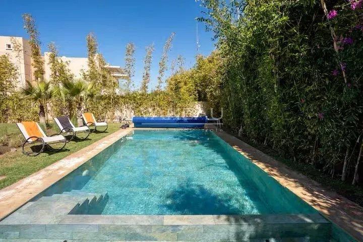 Villa d’exception au cœur du golf avec grand jardin, piscine et vue imprenable sur les montagnes