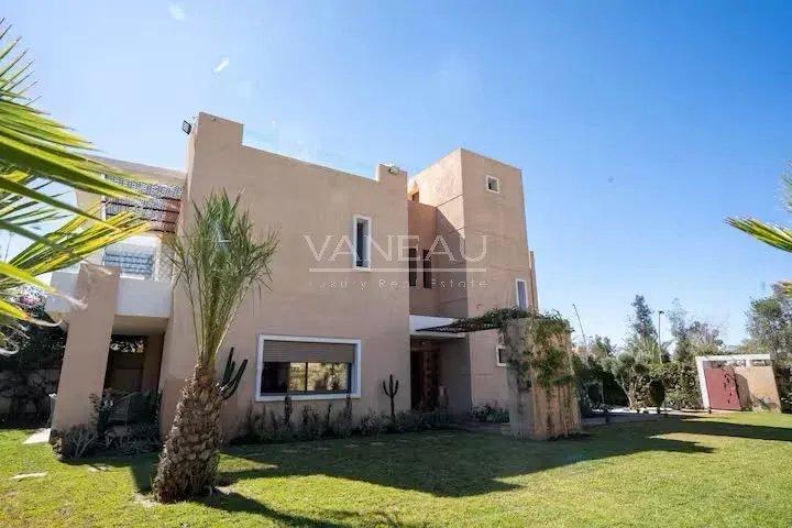 Villa d’exception au cœur du golf avec grand jardin, piscine et vue imprenable sur les montagnes
