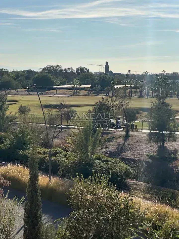 Villa d’exception au cœur du golf avec grand jardin, piscine et vue imprenable sur les montagnes