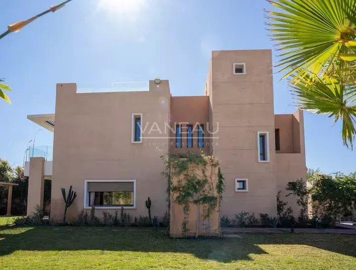 Villa d’exception au cœur du golf avec grand jardin, piscine et vue imprenable sur les montagnes