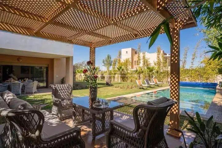 Villa d’exception au cœur du golf avec grand jardin, piscine et vue imprenable sur les montagnes
