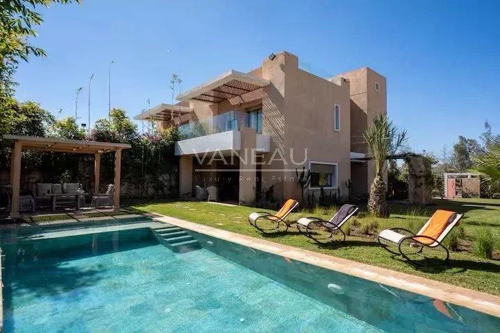 Villa d’exception au cœur du golf avec grand jardin, piscine et vue imprenable sur les montagnes