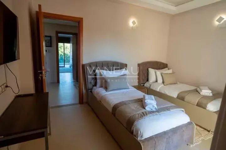 Villa d’exception au cœur du golf avec grand jardin, piscine et vue imprenable sur les montagnes