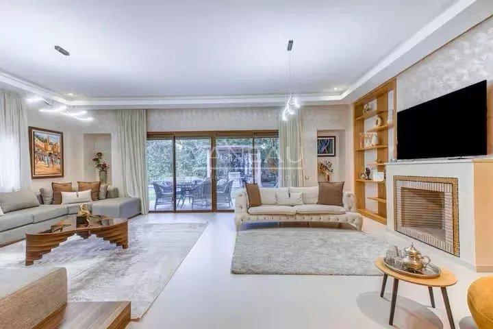 Villa d’exception au cœur du golf avec grand jardin, piscine et vue imprenable sur les montagnes