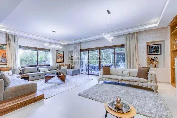 Villa d’exception au cœur du golf avec grand jardin, piscine et vue imprenable sur les montagnes