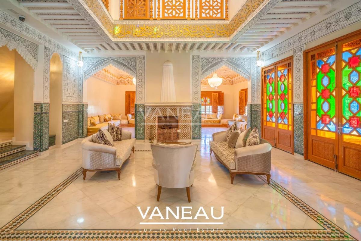 Villa aux allures de palais avec autorisation de maison d'hôtes sur la route de l'Ourika