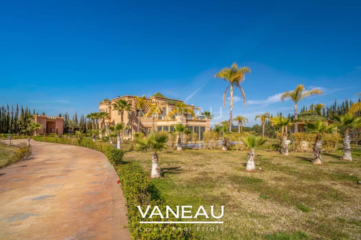 Villa aux allures de palais avec autorisation de maison d'hôtes sur la route de l'Ourika