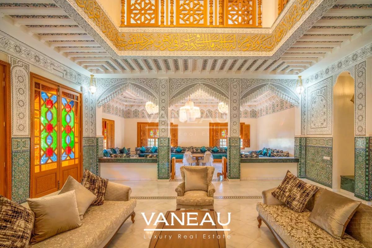 Villa aux allures de palais avec autorisation de maison d'hôtes sur la route de l'Ourika