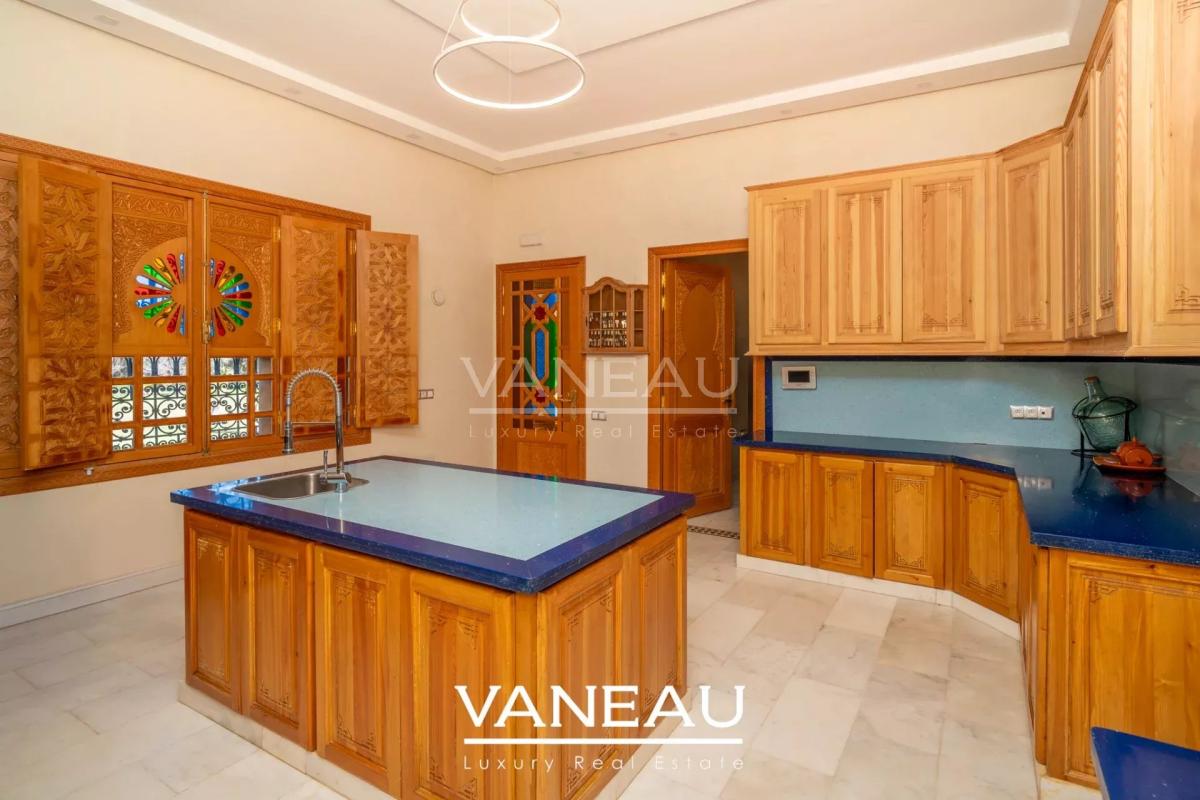 Villa aux allures de palais avec autorisation de maison d'hôtes sur la route de l'Ourika