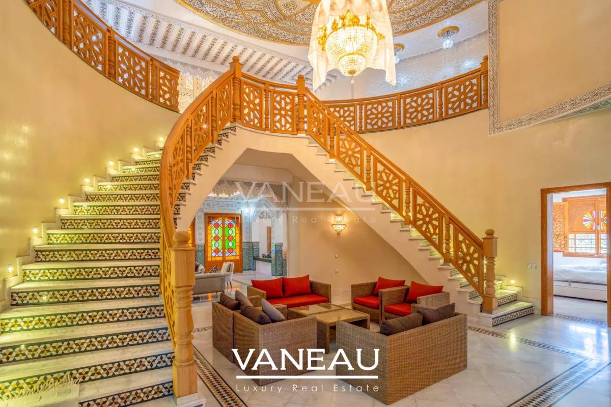Villa aux allures de palais avec autorisation de maison d'hôtes sur la route de l'Ourika