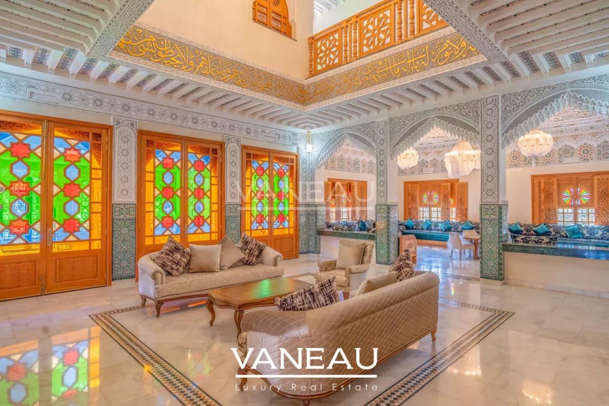 Villa aux allures de palais avec autorisation de maison d'hôtes sur la route de l'Ourika