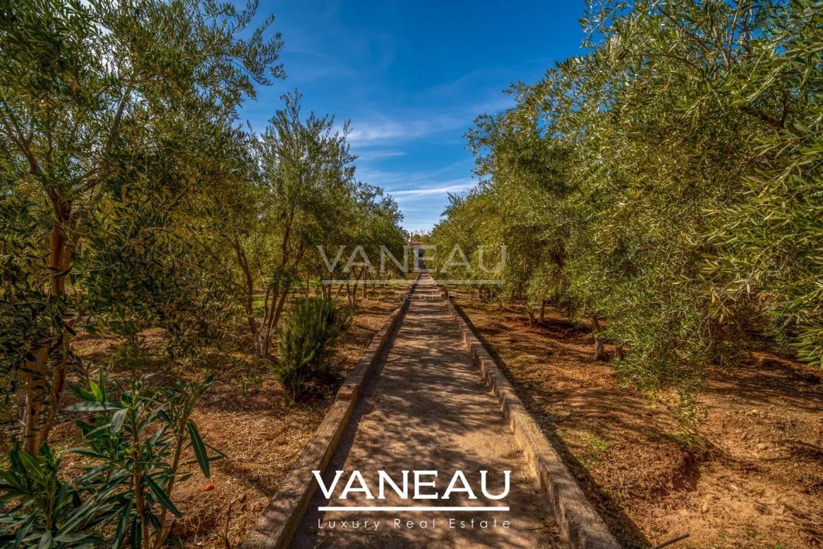 Villa aux allures de palais avec autorisation de maison d'hôtes sur la route de l'Ourika