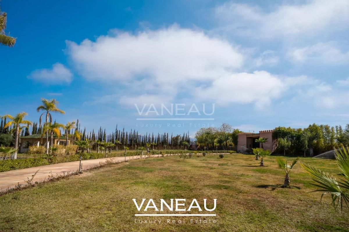 Villa aux allures de palais avec autorisation de maison d'hôtes sur la route de l'Ourika