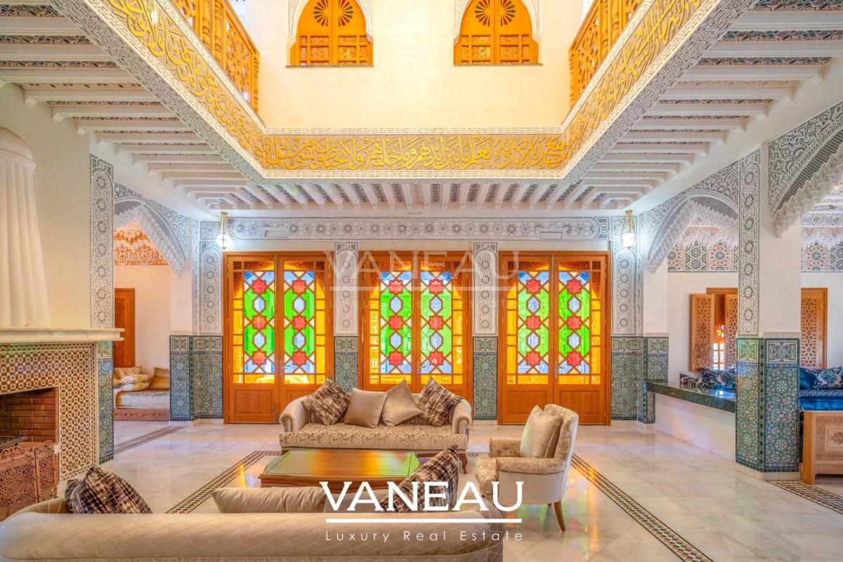 Villa aux allures de palais avec autorisation de maison d'hôtes sur la route de l'Ourika
