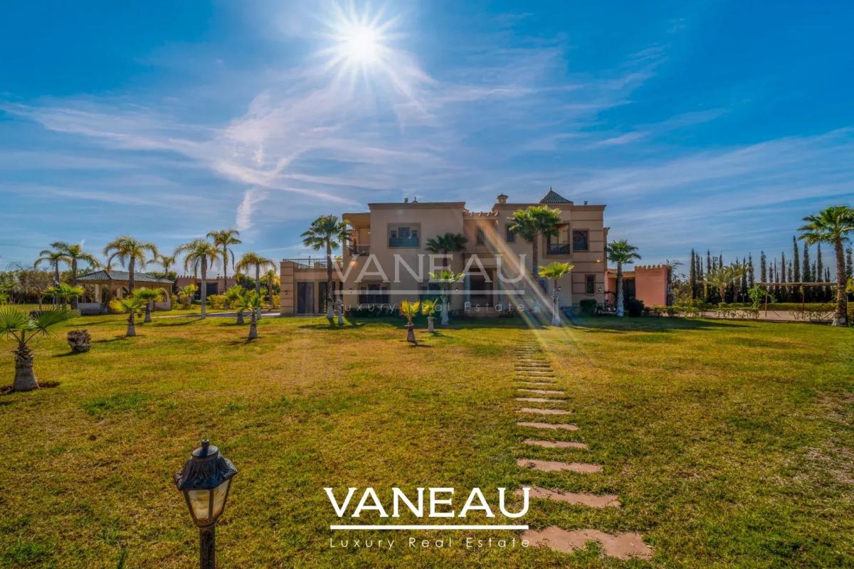 Villa aux allures de palais avec autorisation de maison d'hôtes sur la route de l'Ourika