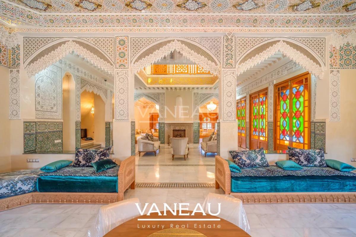 Villa aux allures de palais avec autorisation de maison d'hôtes sur la route de l'Ourika