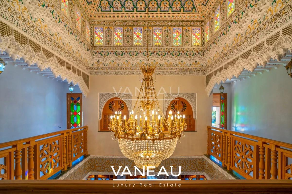 Villa aux allures de palais avec autorisation de maison d'hôtes sur la route de l'Ourika