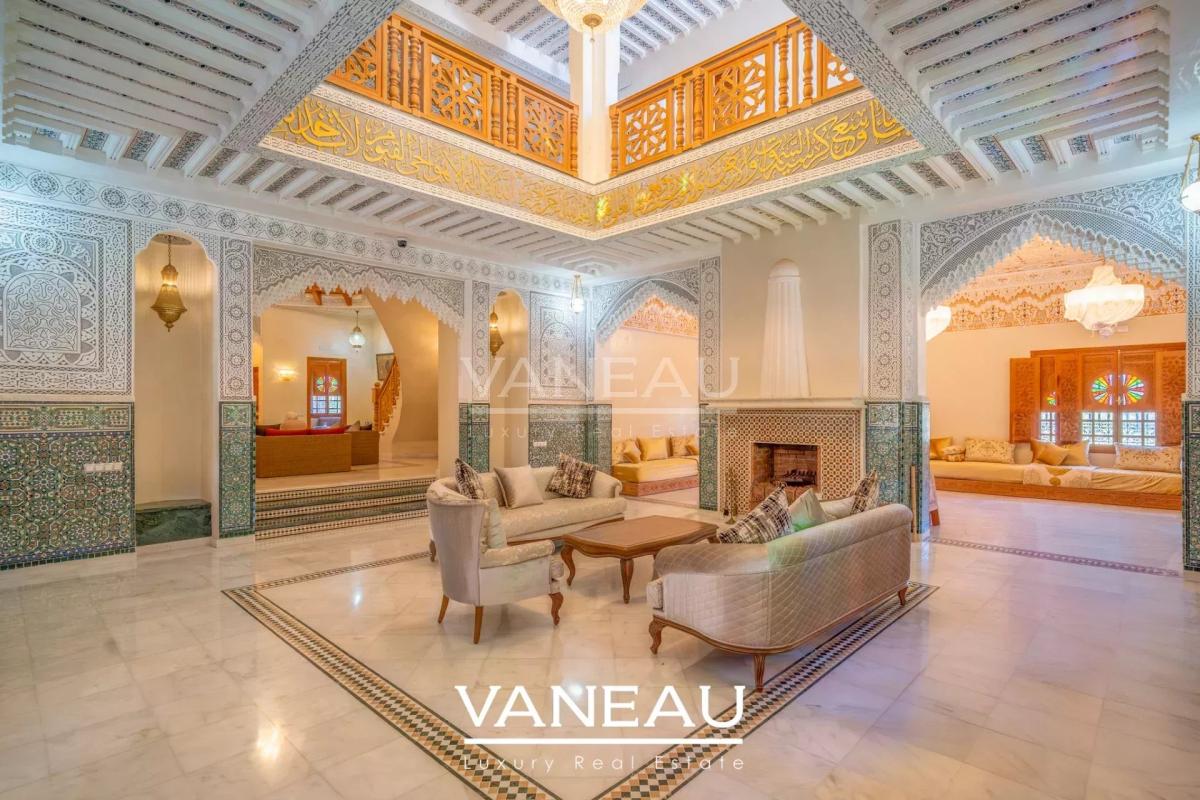 Villa aux allures de palais avec autorisation de maison d'hôtes sur la route de l'Ourika