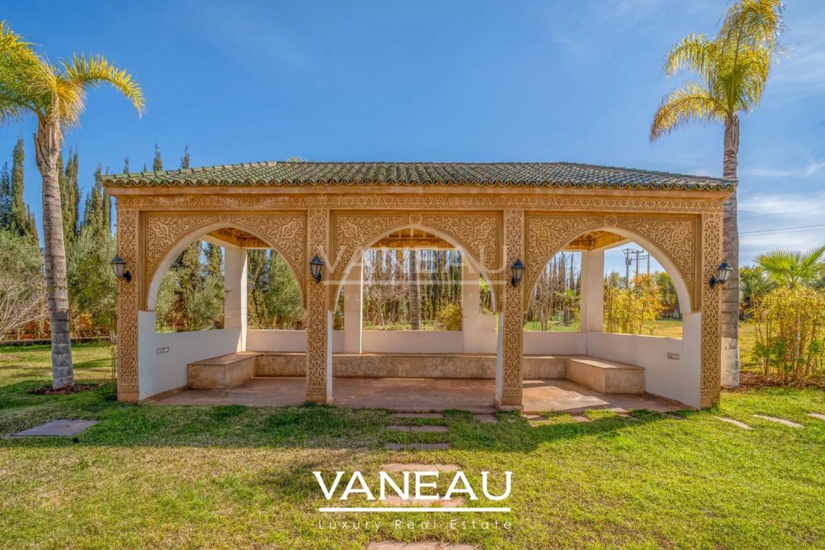 Villa aux allures de palais avec autorisation de maison d'hôtes sur la route de l'Ourika