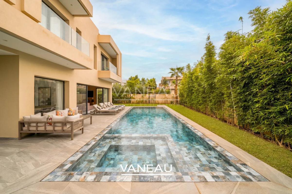 VILLA 4 SUITES AU COEUR D'UN PRESTIGIEUX GOLF