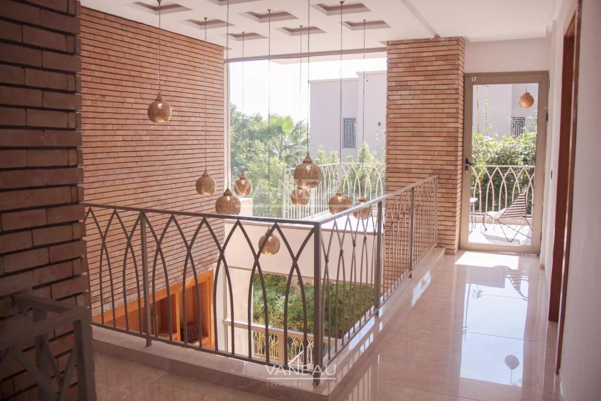 Villa contemporaine isolée collée au golf d'Amelkis
