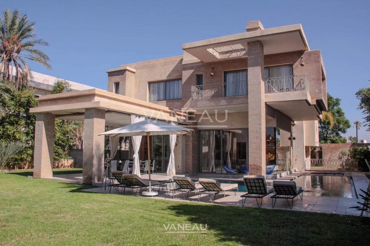 Villa contemporaine isolée collée au golf d'Amelkis