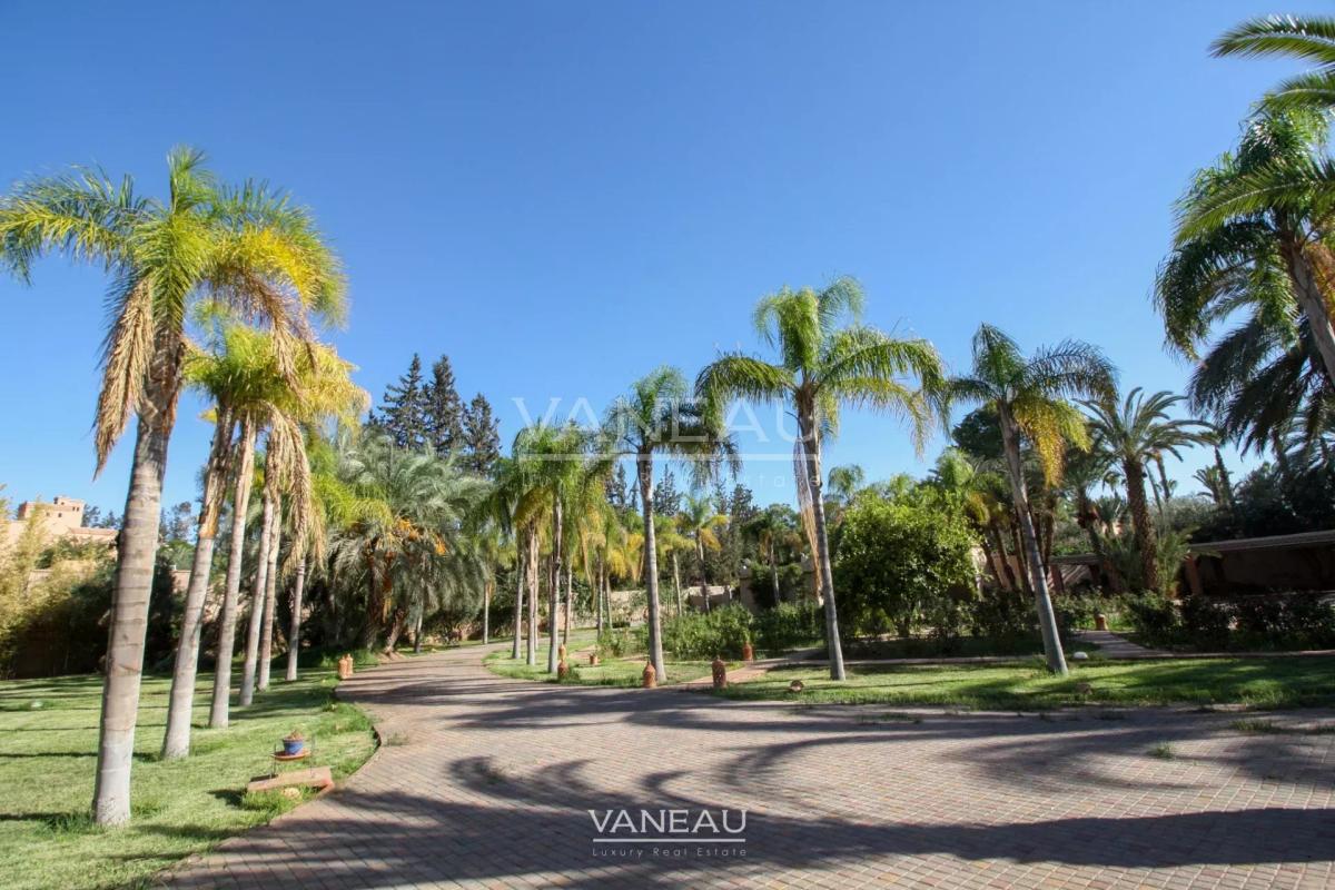 VILLA ARABO-ANDALOUS À VENDRE DANS LA PALMERAIE DE MARRAKECH