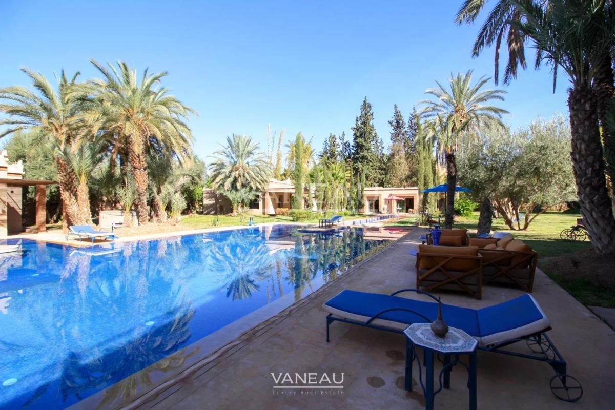 VILLA ARABO-ANDALOUS À VENDRE DANS LA PALMERAIE DE MARRAKECH