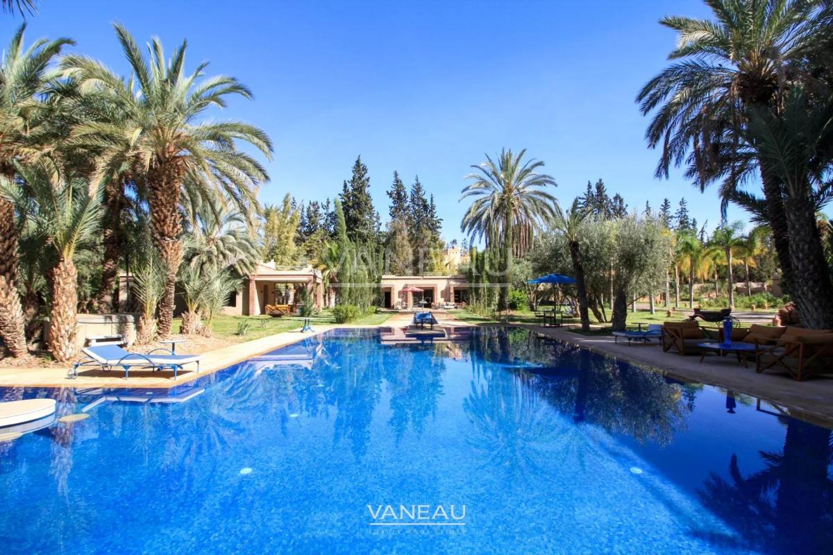 VILLA ARABO-ANDALOUS À VENDRE DANS LA PALMERAIE DE MARRAKECH