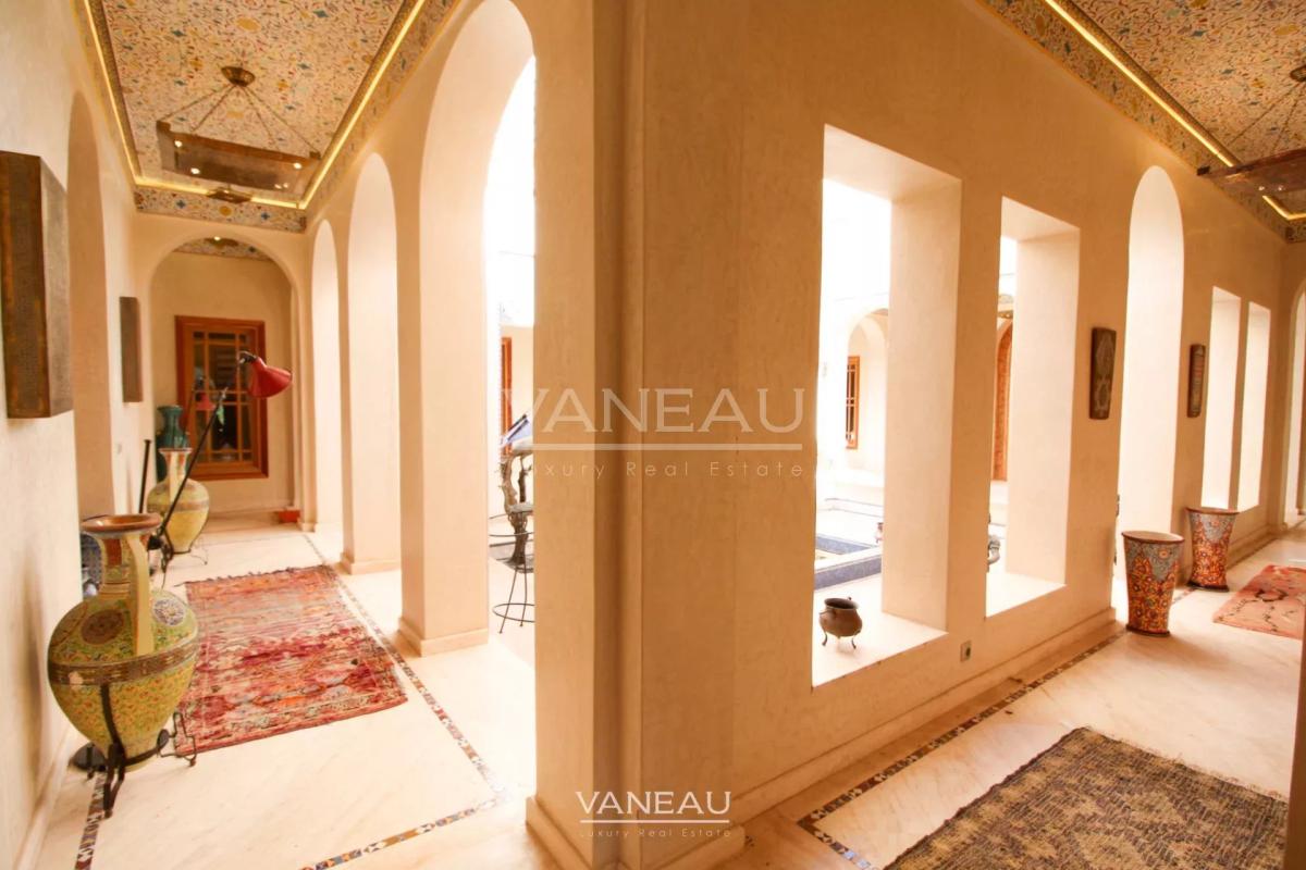 VILLA ARABO-ANDALOUS À VENDRE DANS LA PALMERAIE DE MARRAKECH