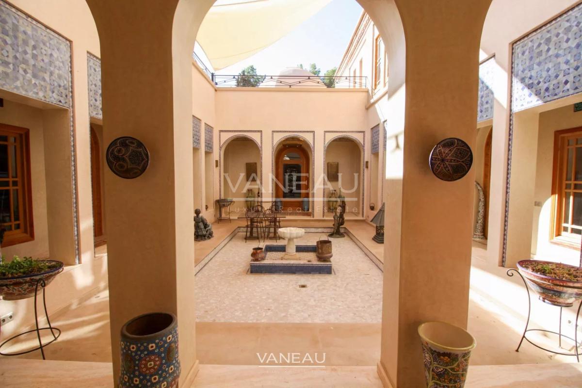 VILLA ARABO-ANDALOUS À VENDRE DANS LA PALMERAIE DE MARRAKECH