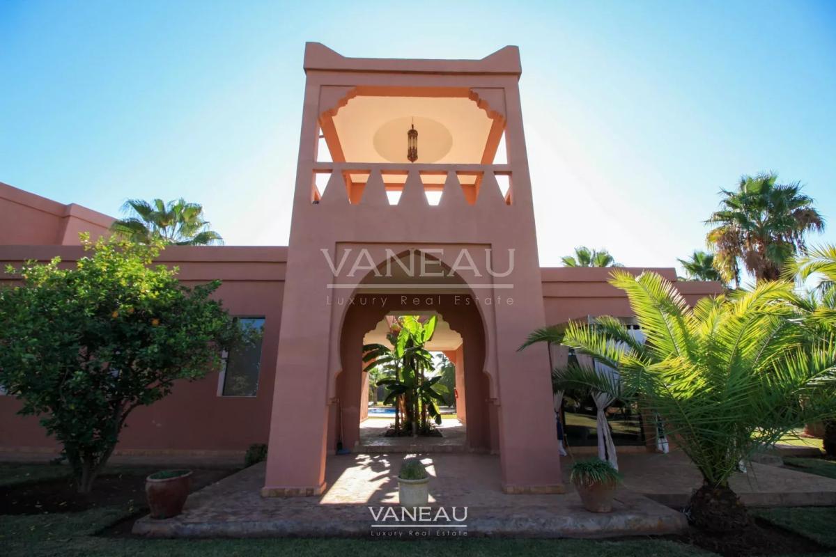 Villa au style épuré sur 1 hectare arboré.