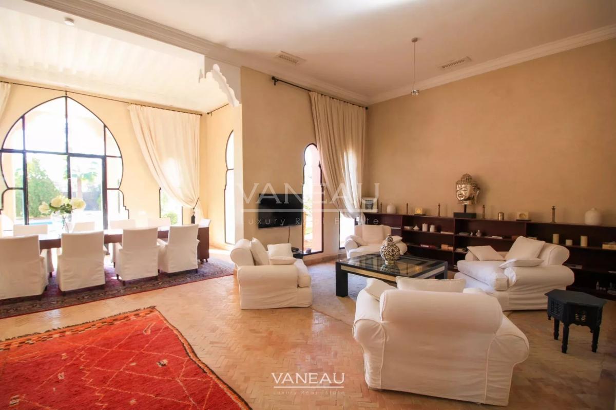 Villa au style épuré sur 1 hectare arboré.