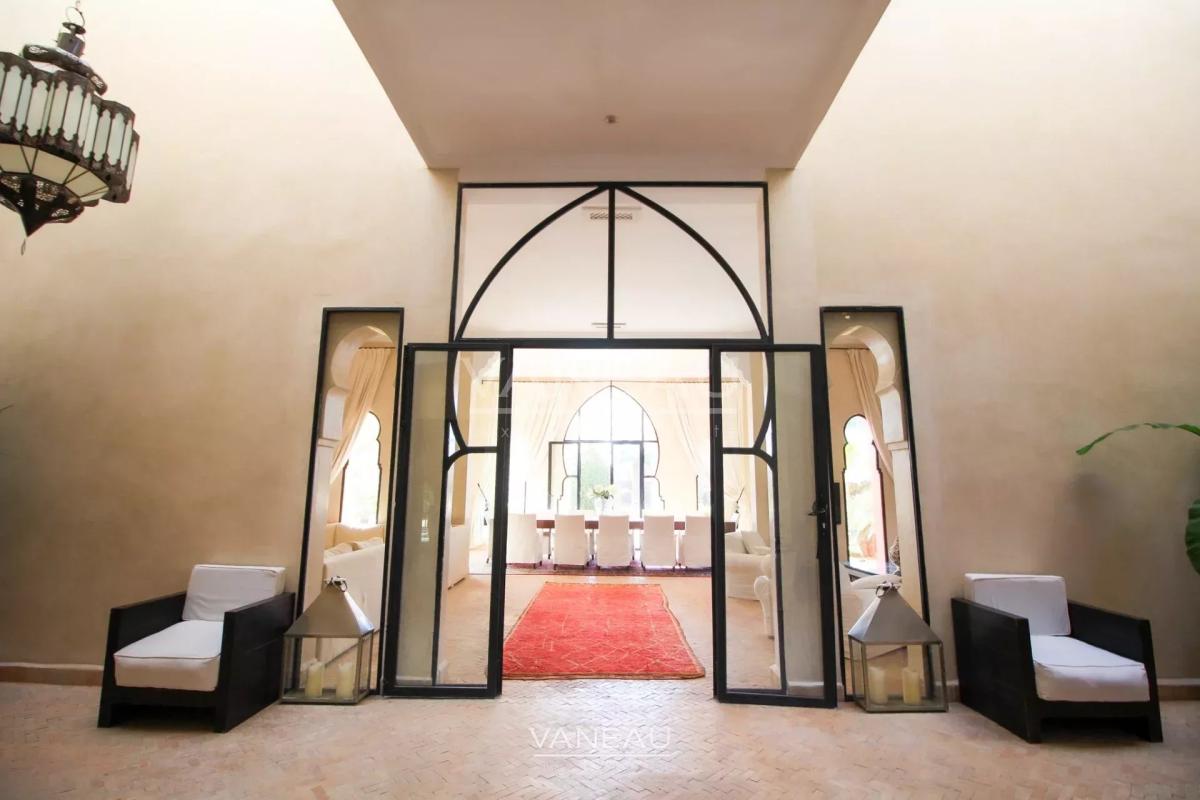 Villa au style épuré sur 1 hectare arboré.