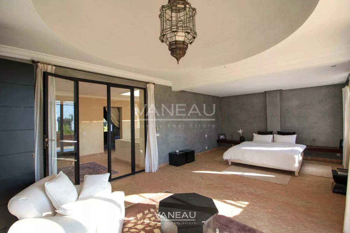 Villa au style épuré sur 1 hectare arboré.