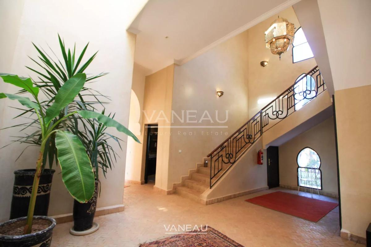 Villa au style épuré sur 1 hectare arboré.