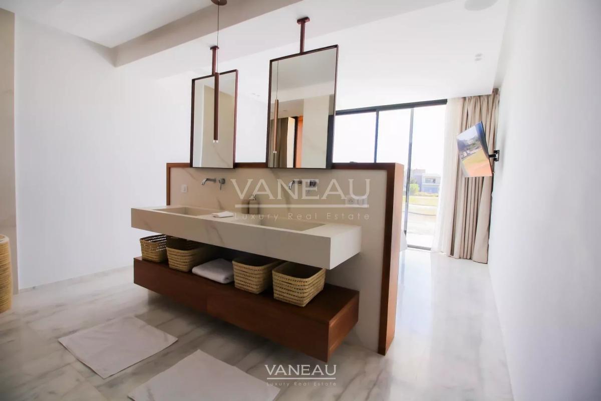 Superbe villa contemporaine en première ligne de golf