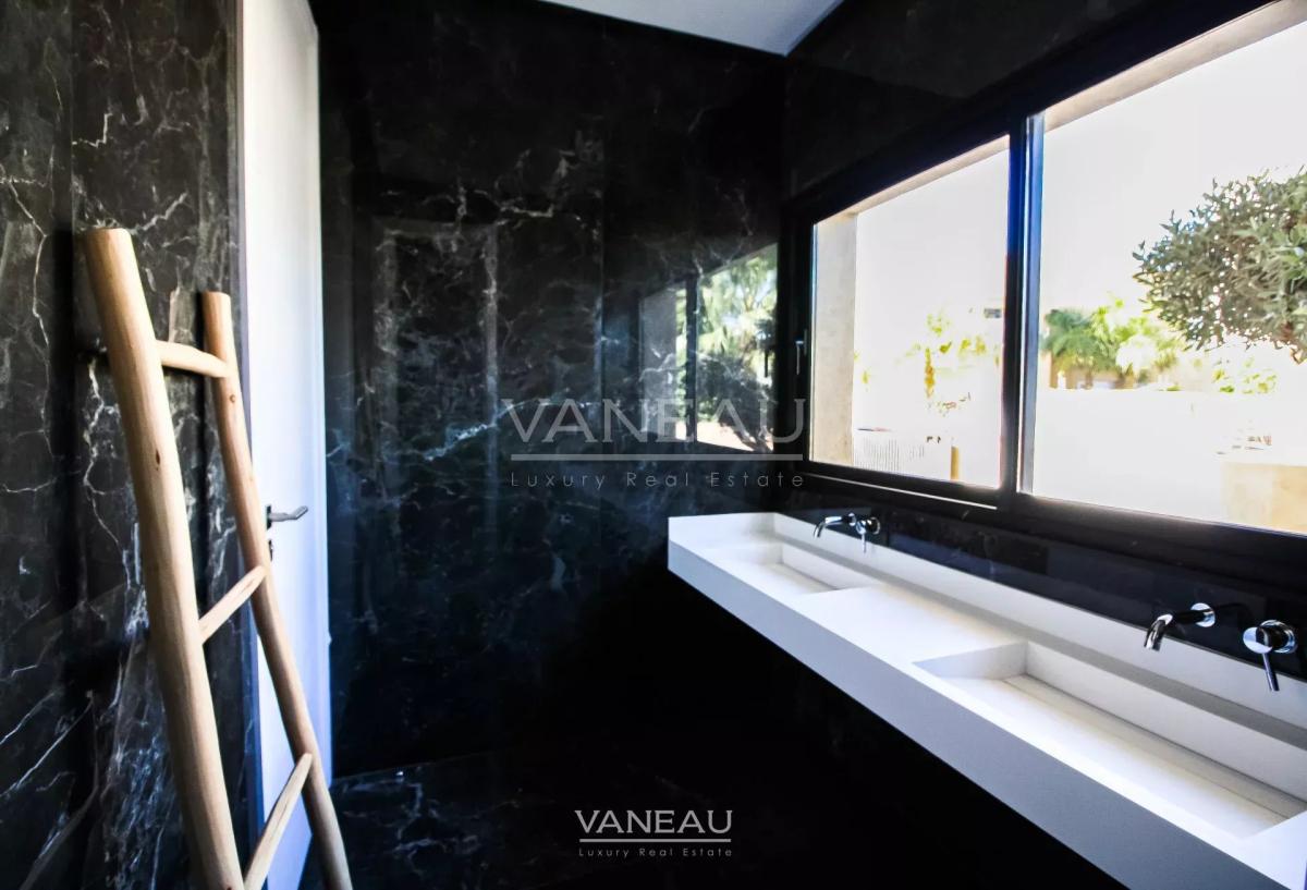 Superbe villa contemporaine en première ligne de golf