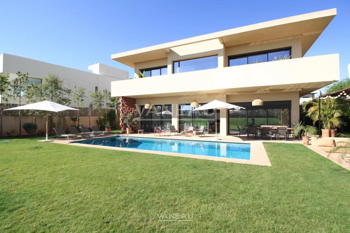 SOMPTUEUSE VILLA EN PREMIÈRE LIGNE DE GOLF À VENDRE