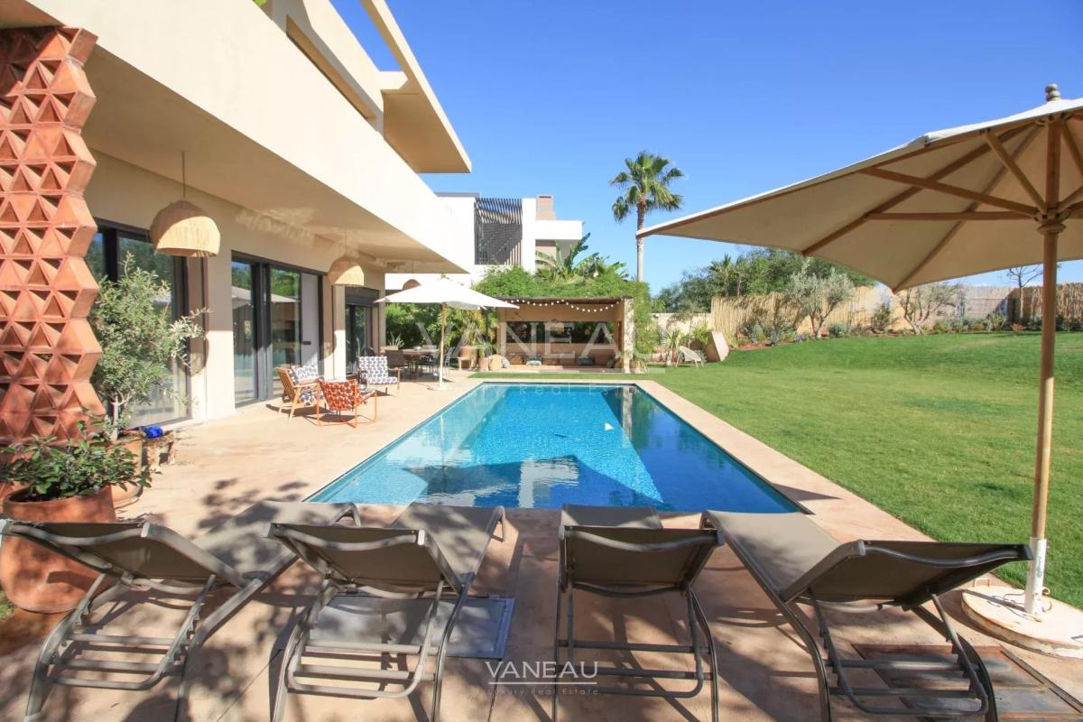 SOMPTUEUSE VILLA EN PREMIÈRE LIGNE DE GOLF À VENDRE