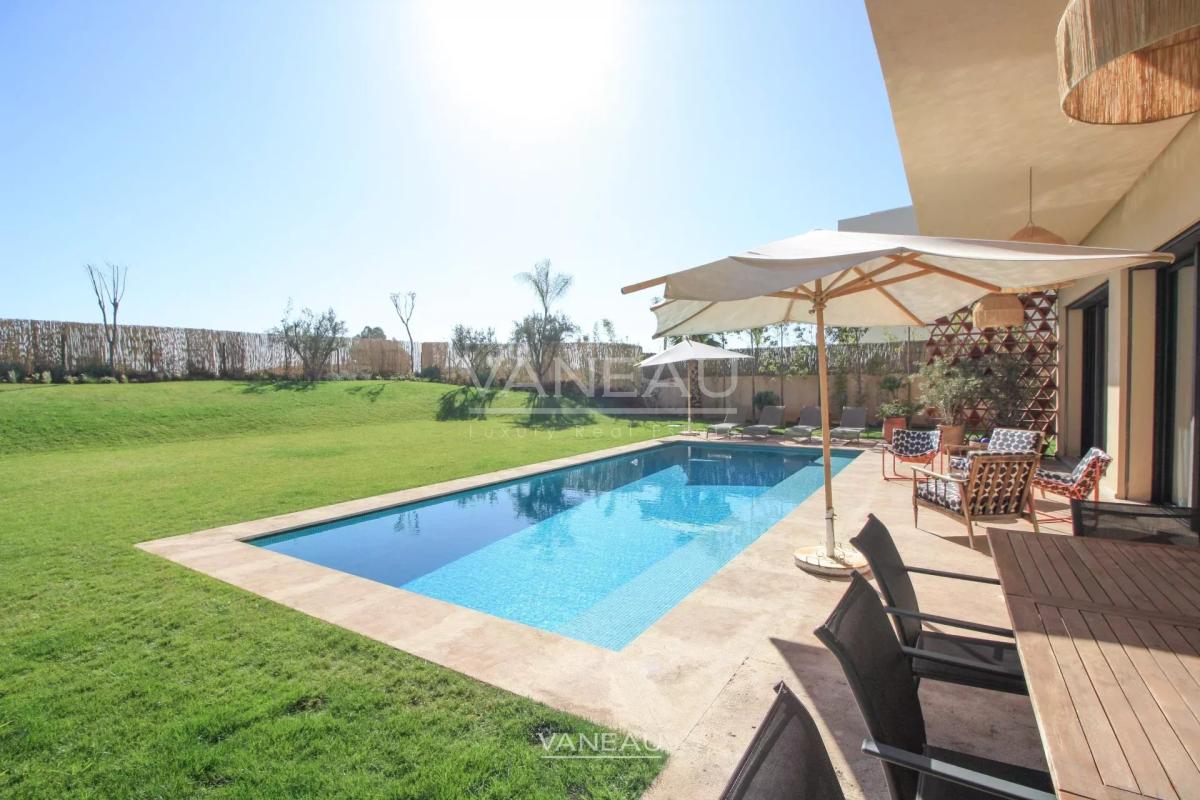 SOMPTUEUSE VILLA EN PREMIÈRE LIGNE DE GOLF À VENDRE