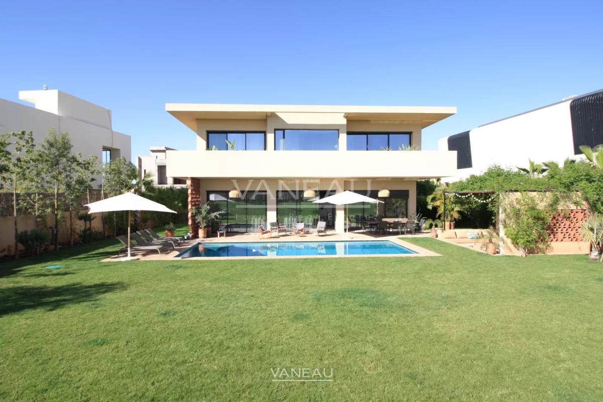 SOMPTUEUSE VILLA EN PREMIÈRE LIGNE DE GOLF À VENDRE