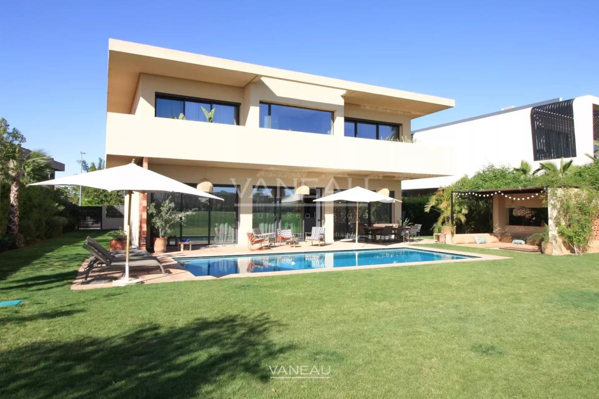 SOMPTUEUSE VILLA EN PREMIÈRE LIGNE DE GOLF À VENDRE